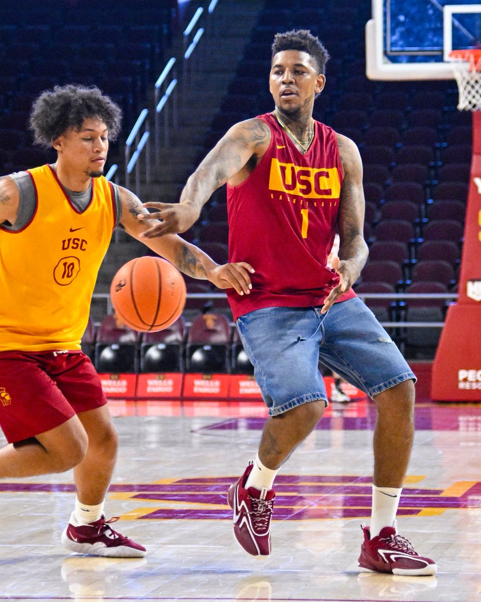 USC_Hoops's tweet photo. .@NickSwagyPYoung really pulled up to the alumni scrimmage in jorts 😭 https://t.co/ckAzl5gNqx