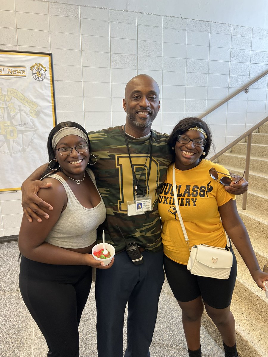 apsDouglassHigh's tweet image. Thank you to our students, families, partners, &amp;amp; PTSA for making our Open House &amp;amp; Block Party a huge success. Welcome Back &amp;amp; we look forward to seeing everyone tomorrow (August 1st) for DAY ONE! #E3 #AstroPride  🖤⭐️🖤⭐️