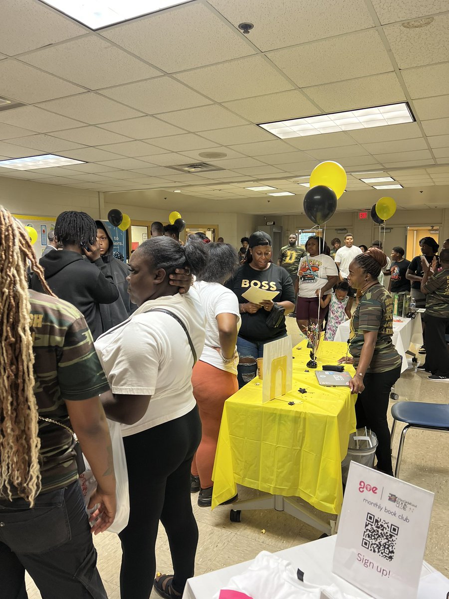 apsDouglassHigh's tweet image. Thank you to our students, families, partners, &amp;amp; PTSA for making our Open House &amp;amp; Block Party a huge success. Welcome Back &amp;amp; we look forward to seeing everyone tomorrow (August 1st) for DAY ONE! #E3 #AstroPride  🖤⭐️🖤⭐️