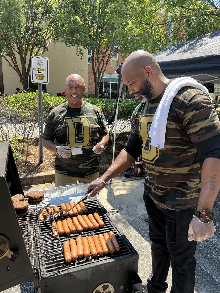 apsDouglassHigh's tweet image. Thank you to our students, families, partners, &amp;amp; PTSA for making our Open House &amp;amp; Block Party a huge success. Welcome Back &amp;amp; we look forward to seeing everyone tomorrow (August 1st) for DAY ONE! #E3 #AstroPride  🖤⭐️🖤⭐️