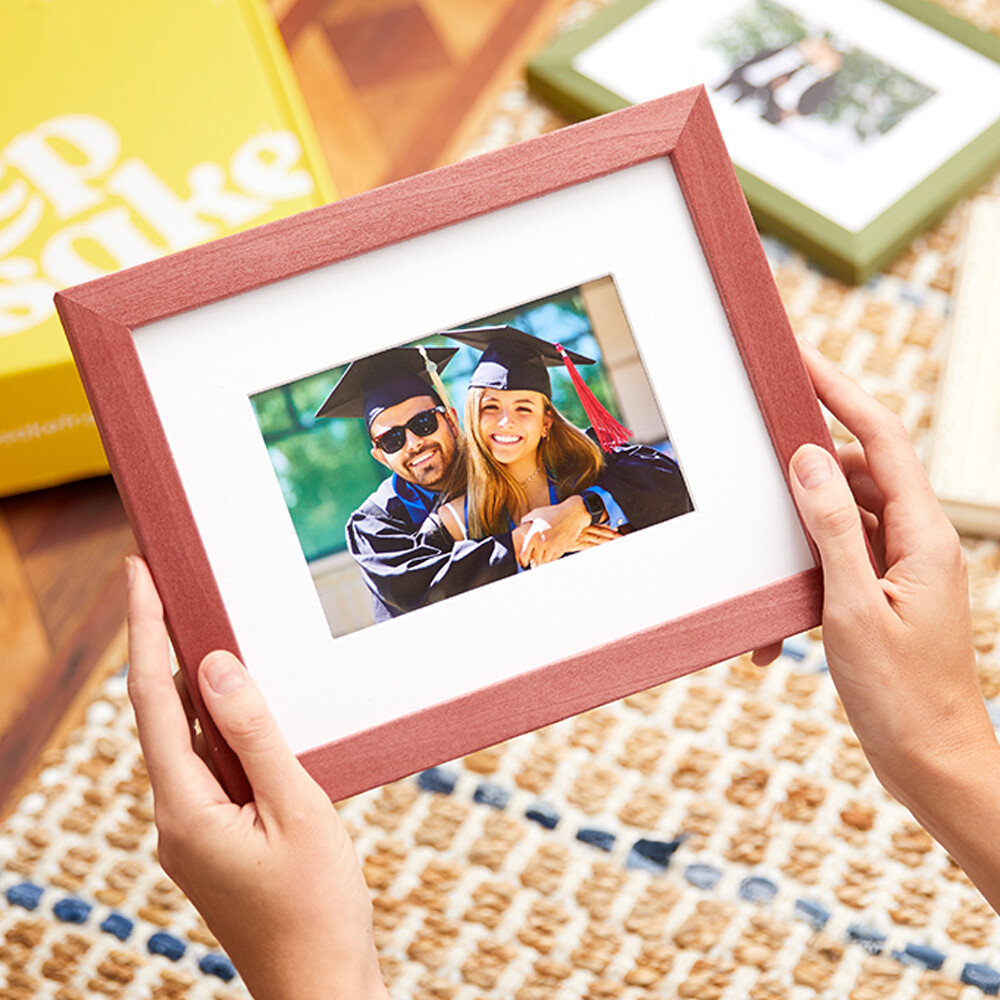 Frame in color! 🎨 We've added some new colorful frames in the Keepsake app!