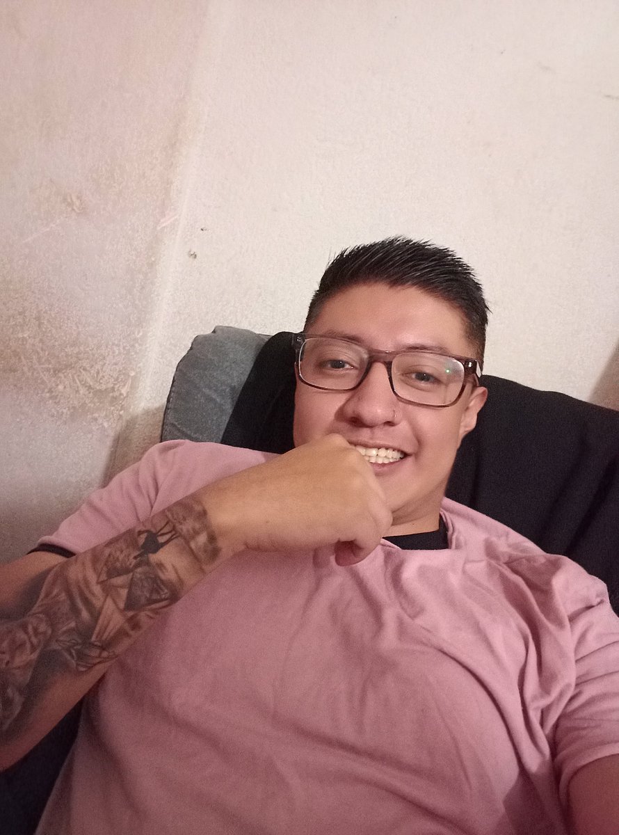 tracebmw7's tweet photo. Cuando te prestan la playera con tal que vayas de rosa xD😢😅 https://t.co/yHZFRSqIs5
