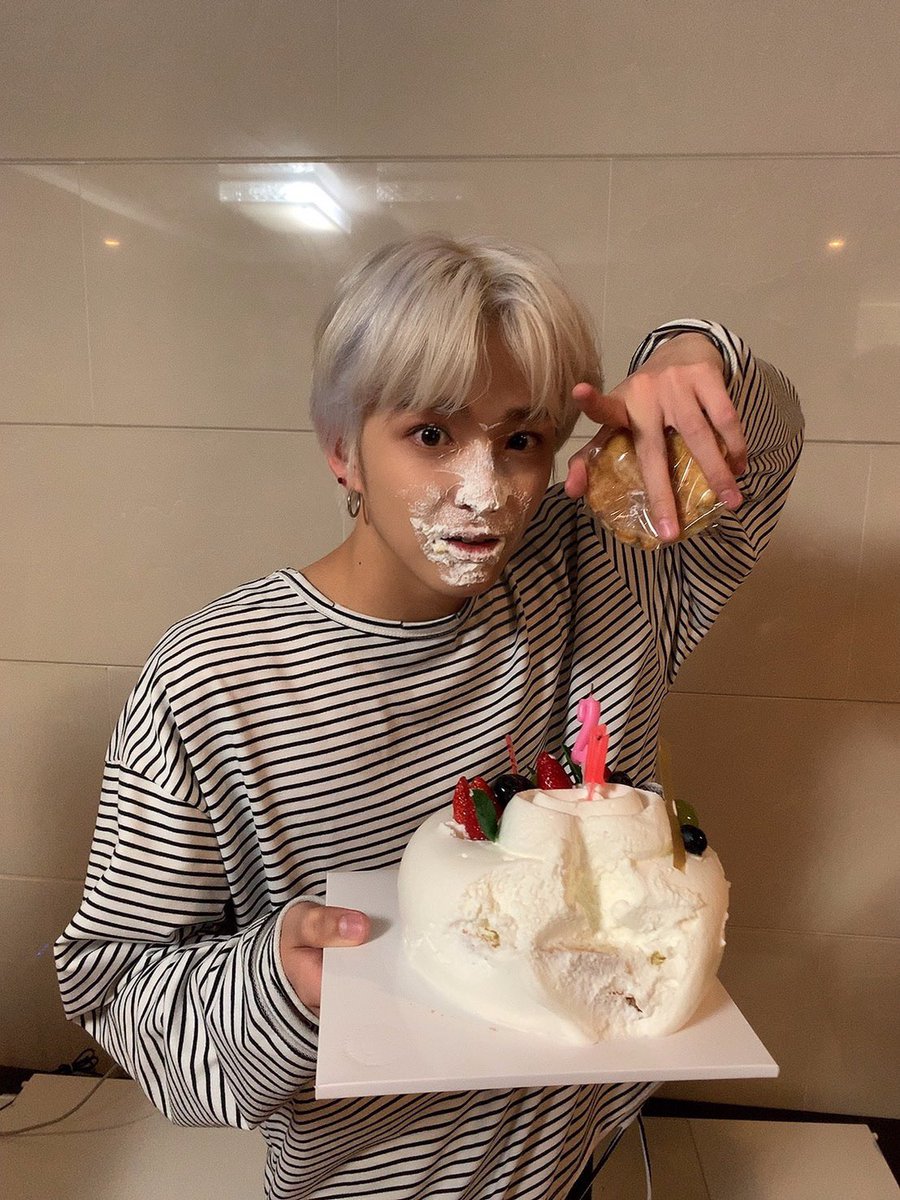 BeastCrypto_678's tweet photo. today is August and its Asahi’s month🤩🤍

#ASAHI #아사히 #TREASURE #트레저 https://t.co/uL4t5fCVLK