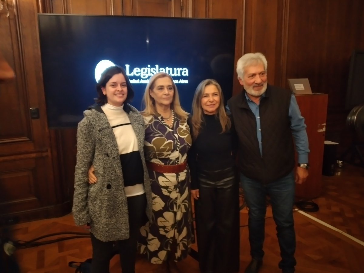 Ayelen_Petracca's tweet photo. Hoy estuve en la entrega de reconocimientos a la lucha contra la trata de personas, organizado por @cipdhunesco que preside @FerGilLozano.
Se le entregó el reconocimiento a entidades y luchadoras/es, entre ellas a Susana Trimarco. https://t.co/5mixeuGFTI