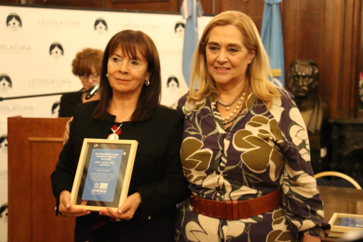 Ayelen_Petracca's tweet photo. Hoy estuve en la entrega de reconocimientos a la lucha contra la trata de personas, organizado por @cipdhunesco que preside @FerGilLozano.
Se le entregó el reconocimiento a entidades y luchadoras/es, entre ellas a Susana Trimarco. https://t.co/5mixeuGFTI