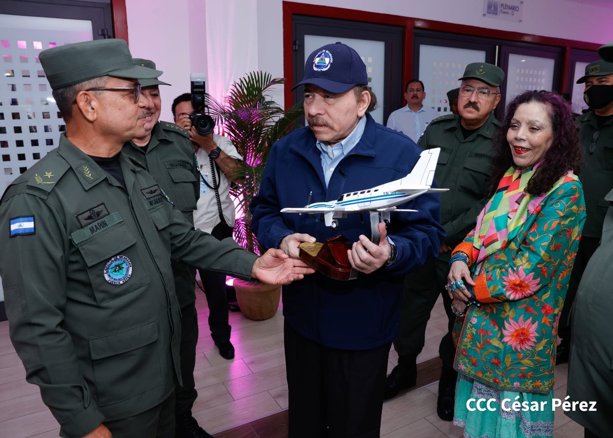 📍🇳🇮 #MasFotos Comandante Daniel Ortega y Compañera Rosario Murillo, presiden acto del 44 aniversario de la fundación de la Fuerza Aérea del Ejército de Nicaragua.