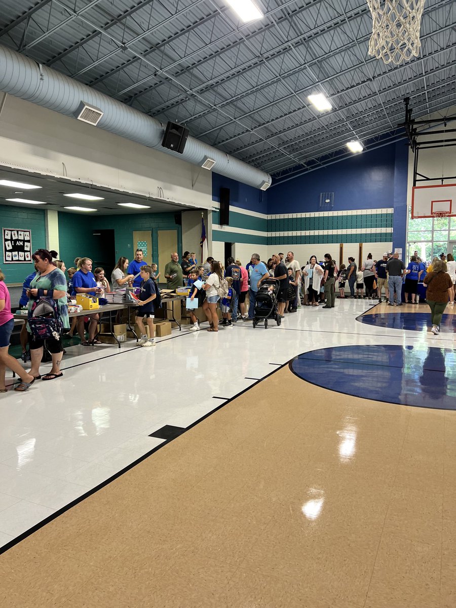ReevesTravis's tweet photo. Congratulations ⁦@crepanthers⁩ on a great Back to School Bash! Thankful for the tremendous outpouring of community support led by ⁦@Walmart⁩, Ivy Green Baptist Church and many others!!! #thrive ⁦@DonnaBledsoe14⁩ https://t.co/U1BfWY7VCV