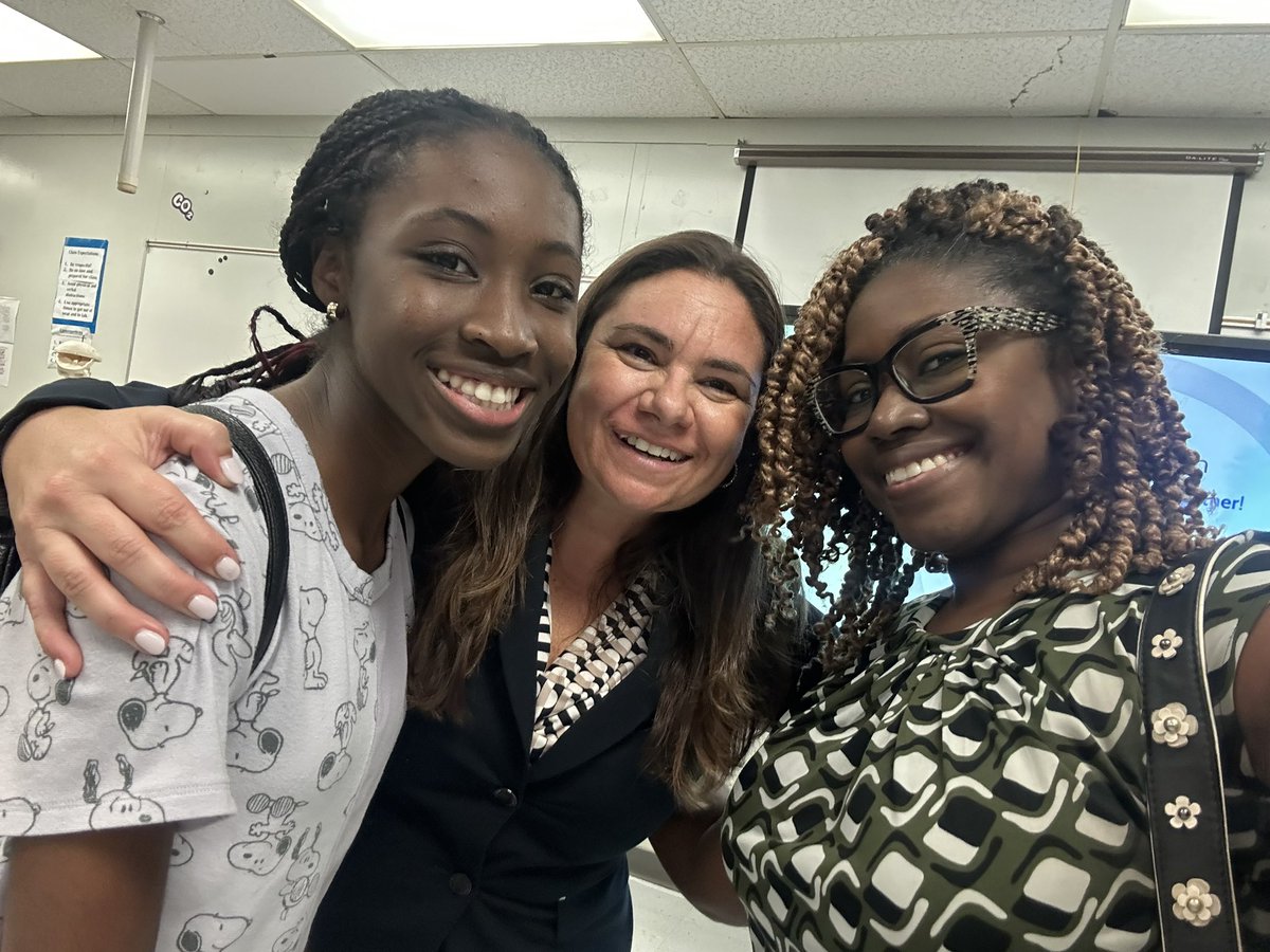 Made it to the @CSMiddleSchool meet and greet for daughter’s new principal and my former @LLMS_Vikings leader @MsSlesinski. ✨What a great addition to the Coral Springs Community!✨ @BCPSLeadership