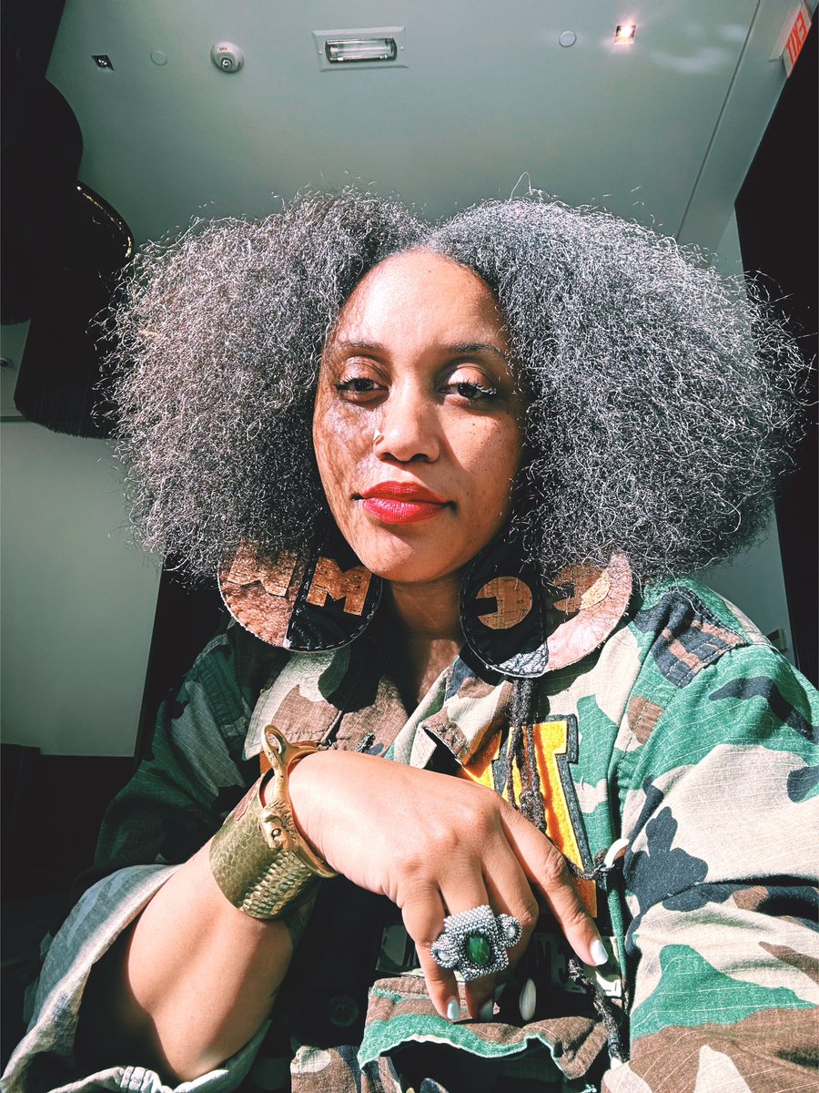 ccmercertoo's tweet photo. SALT + PEPPER + SUN = 

A beautiful one. Happy last day of July from a folk artist and her grays. 

Sidebar: Taking a page from my literal book (link in bio)

#FromCottonToSilkTheMagicOfBlackHair #NaturalHair #Sun #ChildrensBook #FiberArt #HandStitched #CCMercerToo #Beautiful https://t.co/wx7QvFFvjE
