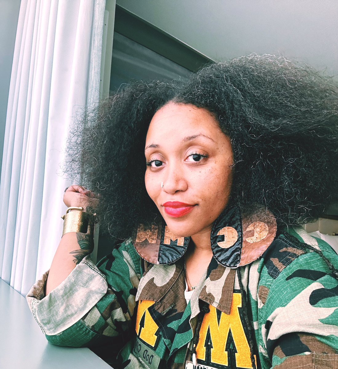 ccmercertoo's tweet photo. SALT + PEPPER + SUN = 

A beautiful one. Happy last day of July from a folk artist and her grays. 

Sidebar: Taking a page from my literal book (link in bio)

#FromCottonToSilkTheMagicOfBlackHair #NaturalHair #Sun #ChildrensBook #FiberArt #HandStitched #CCMercerToo #Beautiful https://t.co/wx7QvFFvjE