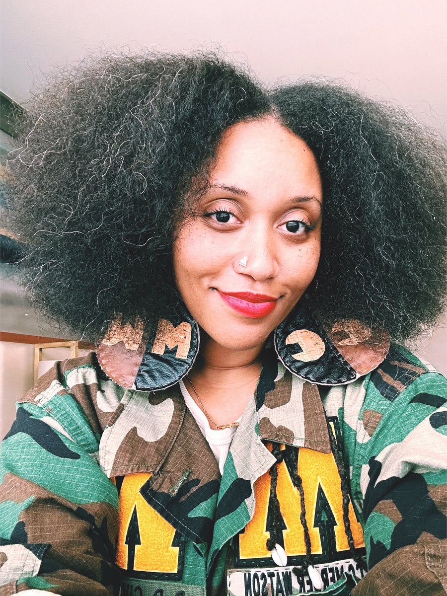 ccmercertoo's tweet photo. SALT + PEPPER + SUN = 

A beautiful one. Happy last day of July from a folk artist and her grays. 

Sidebar: Taking a page from my literal book (link in bio)

#FromCottonToSilkTheMagicOfBlackHair #NaturalHair #Sun #ChildrensBook #FiberArt #HandStitched #CCMercerToo #Beautiful https://t.co/wx7QvFFvjE