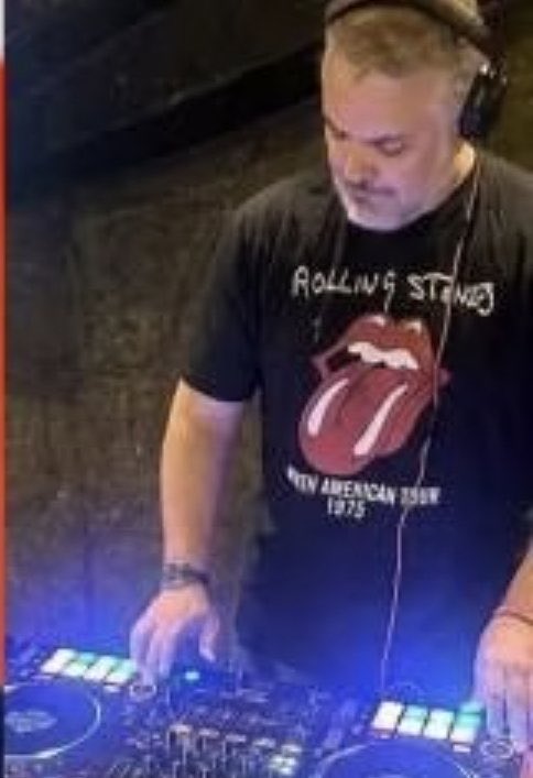 MdeFrancisco12's tweet photo. Dj Iván More Disco. https://t.co/OtG0E21t7a