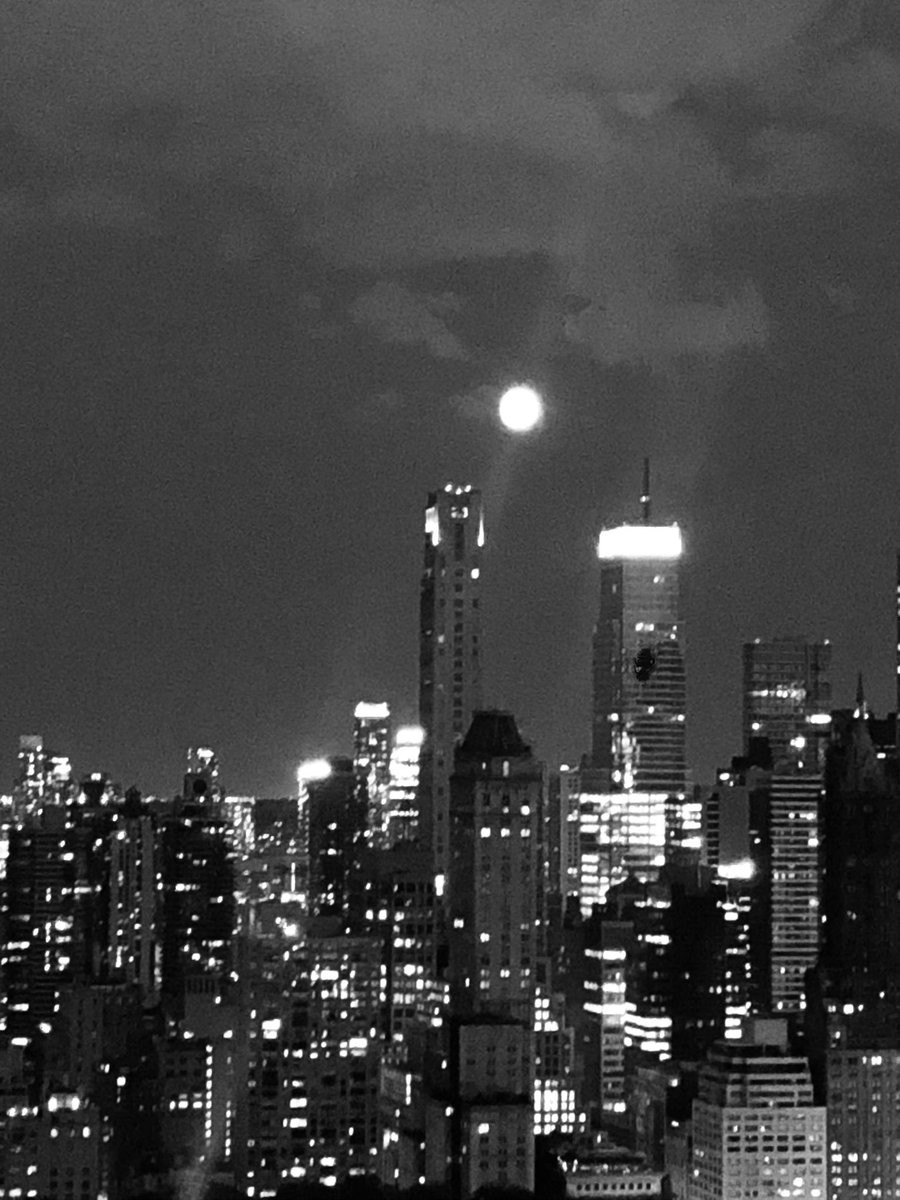 mocaperez's tweet photo. In a NY state of mind #Fullmoon https://t.co/oxSozANAMj