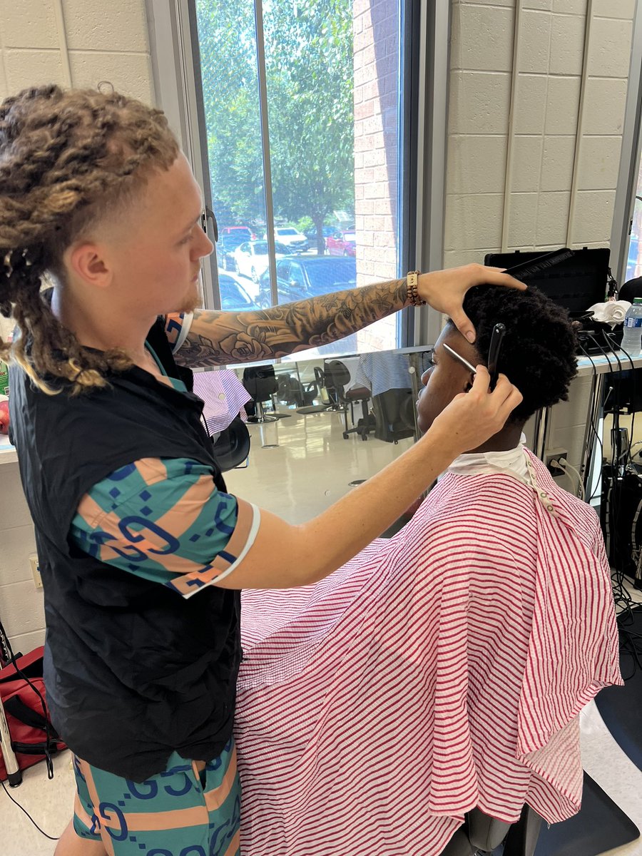 forrest_taylor1's tweet image. Special thanks to these outstanding barbers and the Atlanta Barber Institute for providing free haircuts for our scholars in our on-site shop! @TommyUsherAPS #AstroPride