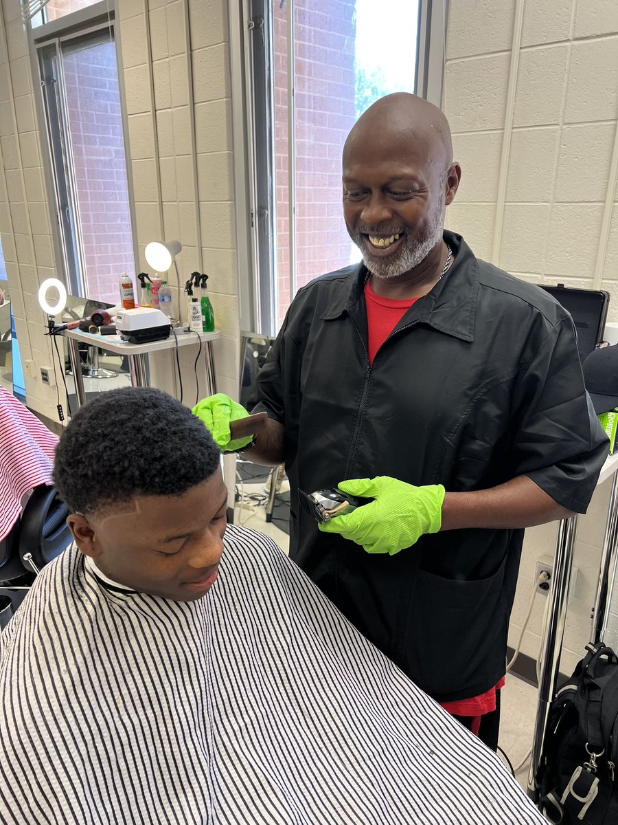 forrest_taylor1's tweet image. Special thanks to these outstanding barbers and the Atlanta Barber Institute for providing free haircuts for our scholars in our on-site shop! @TommyUsherAPS #AstroPride