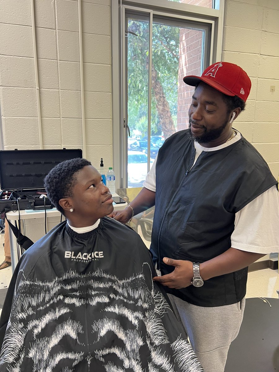 forrest_taylor1's tweet image. Special thanks to these outstanding barbers and the Atlanta Barber Institute for providing free haircuts for our scholars in our on-site shop! @TommyUsherAPS #AstroPride