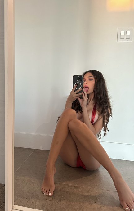 netflix and fck on da floor? https://t.co/PaLC7npLml