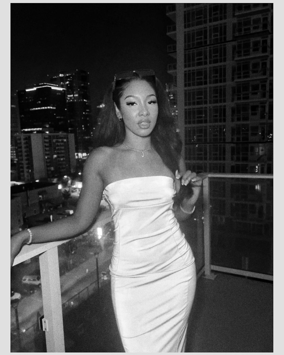 flomighty's tweet image. See you in the city looking all pretty 🤍