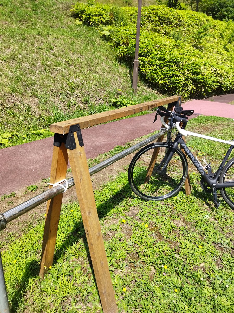 PENGUINTRAIL's tweet photo. このサイクルラック、どうやって使うん？ https://t.co/R5RJZFZL4z