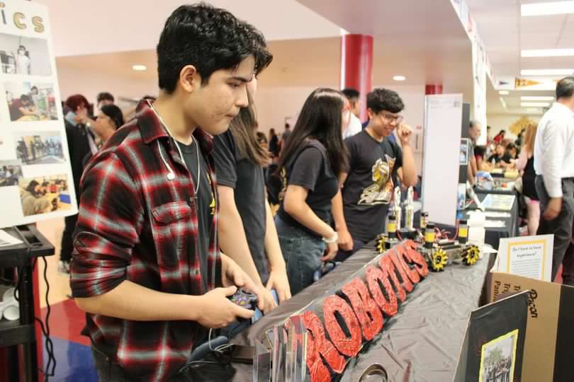 EldoRobotics's tweet photo. We had an amazing time presenting and growing at the Aztec Quizayan!!! @RReyes_EDHS @VDeAvila_SEC https://t.co/U6ZYNrexn8