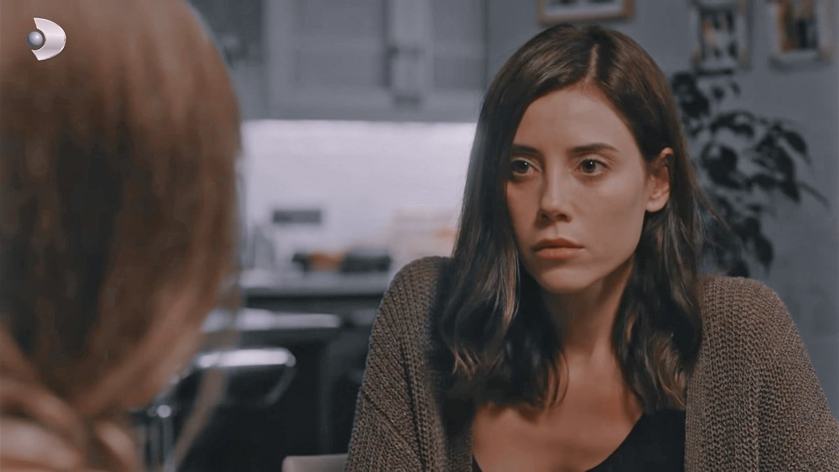 Por favor...desde cuando tienes el cabello rubio? 
Tenia el cuello tenso hoy, Volkan me puso un poco de su pomada y su bufanda, fui a trabajar y encontré un cabello rubio en su bufanda

#Traicionada