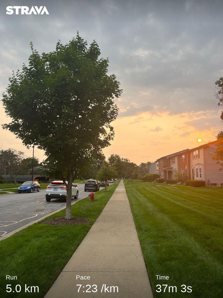 Basmah007's tweet photo. Sunset 5K to start the week right 💯 https://t.co/UT2518qk9O