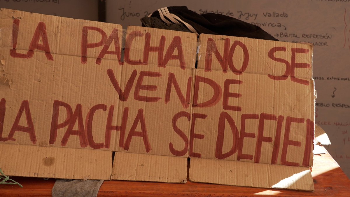 SicPeriodismo's tweet photo. Con la reforma constitucional de #Jujuy se pusieron en discusión el derecho a la tierra de las comunidades, la explotación de recursos naturales, negocios millonarios y un proyecto de país. 
Reforma, protesta y represión mientras #JujuyArde  
Miralo acá 👇
https://t.co/UUPRY8u03a https://t.co/wblbrXsxn2