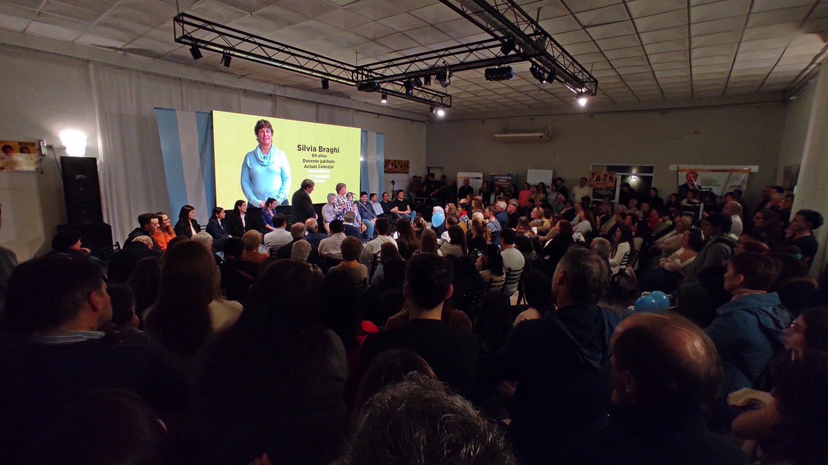 JuntosSuipacha's tweet photo. Cada vez somos más y así quedó demostrado en la noche de ayer. 🤩🫂

MUCHAS GRACIAS a todos los que nos acompañaron. Sin dudas, son el motor que nos empuja, nos motiva y nos compromete a llevar a Suipacha al siguiente nivel. ⏫️

Bienvenida la fuerza del cambio a Suipacha. 💪🏼 https://t.co/HswsaiJAZZ