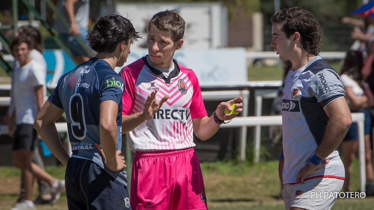 jandyk's tweet photo. En las semifinales de la @UCRugby_Oficial Entre JCC y CAC personas sin escrúpulos habrían intervenido la frecuencia del árbitro Tomas Ninci y sus asistentes para dar vuelta fallos a favor del club hípico. AMPLIAREMOS @Perrugby @patoguzma @MartaAltberg @rugbydidactico #Rugby https://t.co/WW9pcuTJn4
