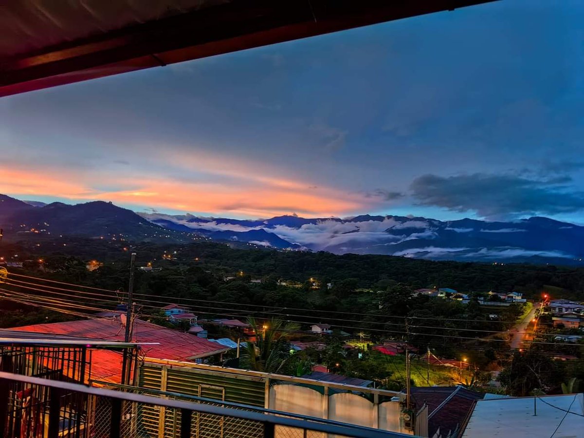 AhoraNoticias14's tweet photo. Gracias a todos nuestros amigos seguidores que nos compartieron estas bellas fotos del atardecer se hoy #PZAhora #PérezZeledón https://t.co/e6ItEOctjC