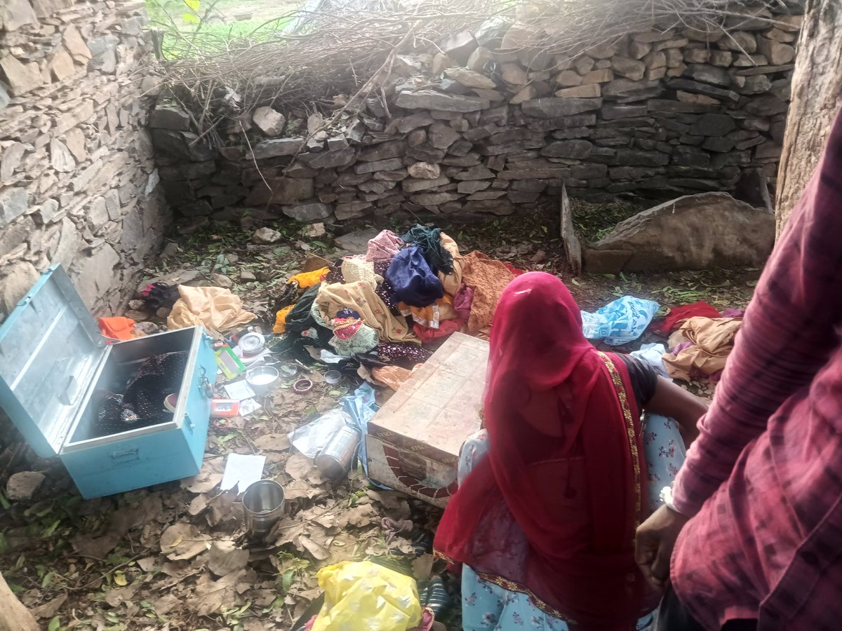 DevLalG76023458's tweet photo. ग्राम कछोला में देर रात को चोर ने मचाया आतंक दो घरो में की चोरी 5 लाख का आभूषण निकाल के ले गए #rajpolice
#ashokchndana
#ashokgehlot
#cmhelpdesk https://t.co/v6Imxsq5s1