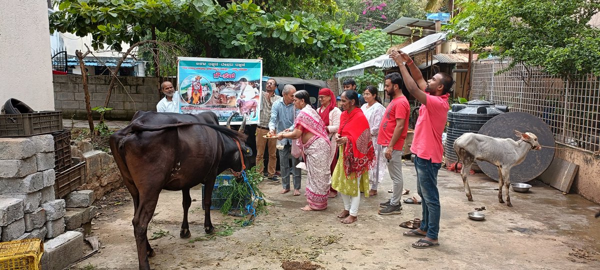 AshramBlr's tweet photo. Sant Shri Asharamji Bapu #Ashram #Bengaluru organized #GauGrass Seva program at Nandini Gaushala Banashankari #Bangalore on 29.07.23 with a motive to serve cows who actually serves us in various ways.
📰News Coverage- https://t.co/8BuXphuQpc
📜Seva Post- https://t.co/HUAjZiDeF4 https://t.co/Ma8FGt4YoK