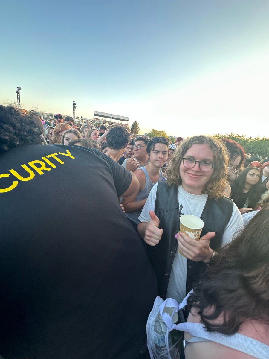 connor98788's tweet photo. Apparently the nice couple behind us at boygenius wasn’t very nice https://t.co/CbGIrTVGEF