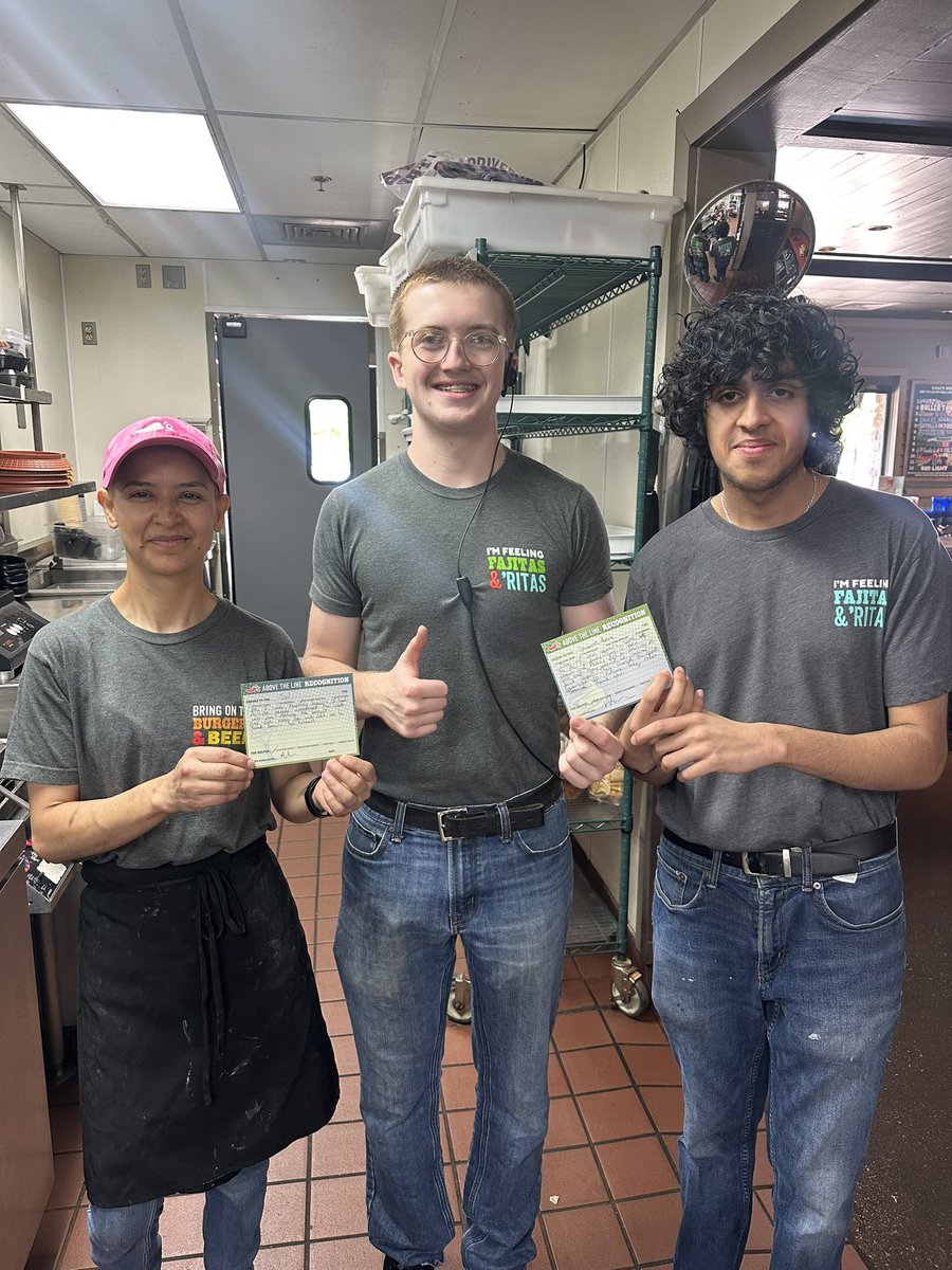 wherry_lisa's tweet photo. Cheers to Sol for #FoodPerfection with guest raving about getting the best 🍔 they have had they also raved about our Server and runner and how sweet and kind they are! #PlayingRestaurant #EngagedTeamMembers @JemmaSage2 @Chilis #ChilisJustinRoad https://t.co/6azO9WqXHJ