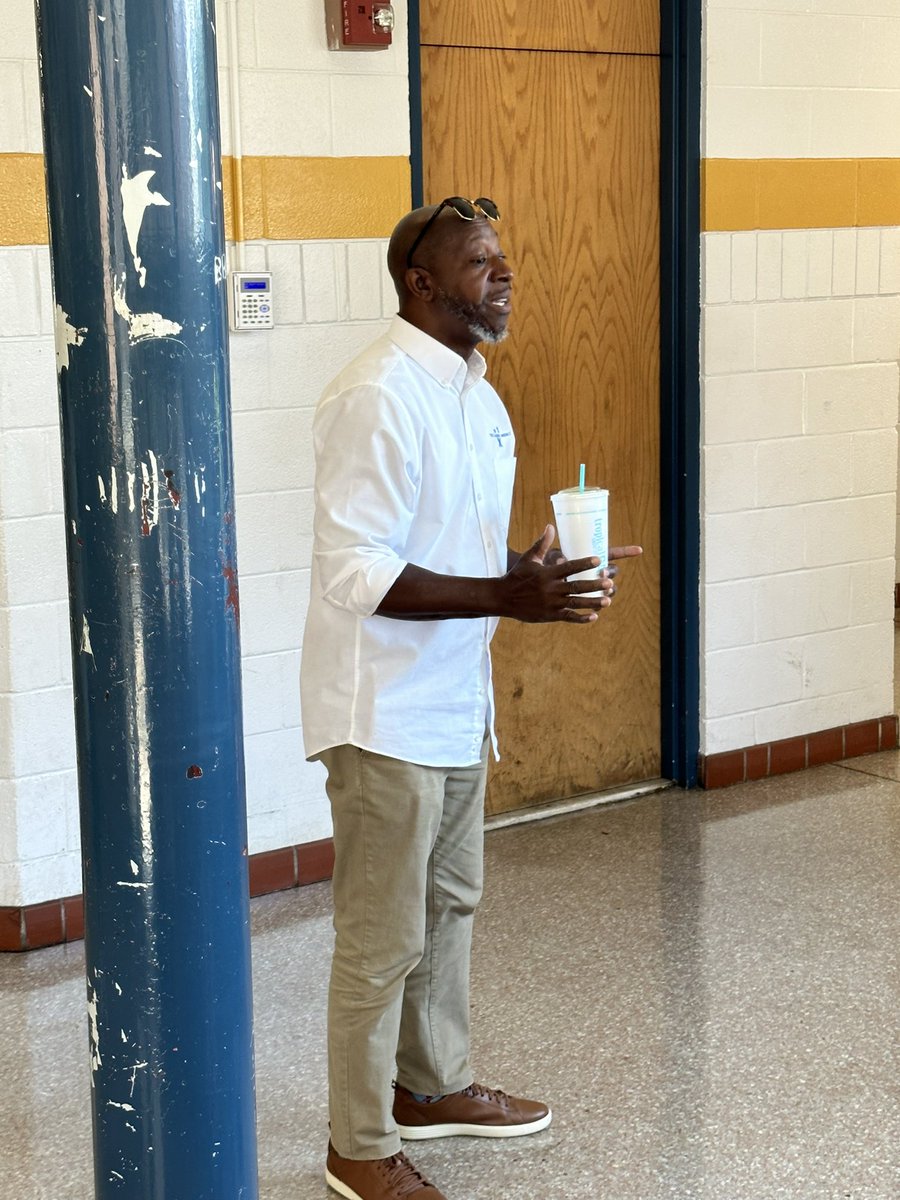 RonnieMac626's tweet photo. Big Shoutout To William Vaughn For Showing The Guys That He Really Cares!!! He Came Out To Speak To & Spend Time With The Guys To Make Sure They Knew That There Are Those Who Really Care About Cougar Pride!!!!
#FamilyForLife
#CougarPride
#ClassOf77 https://t.co/w0ZjXj82jP