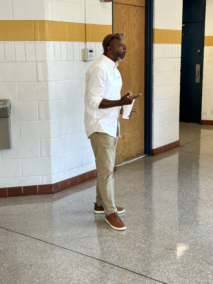 RonnieMac626's tweet photo. Big Shoutout To William Vaughn For Showing The Guys That He Really Cares!!! He Came Out To Speak To & Spend Time With The Guys To Make Sure They Knew That There Are Those Who Really Care About Cougar Pride!!!!
#FamilyForLife
#CougarPride
#ClassOf77 https://t.co/w0ZjXj82jP