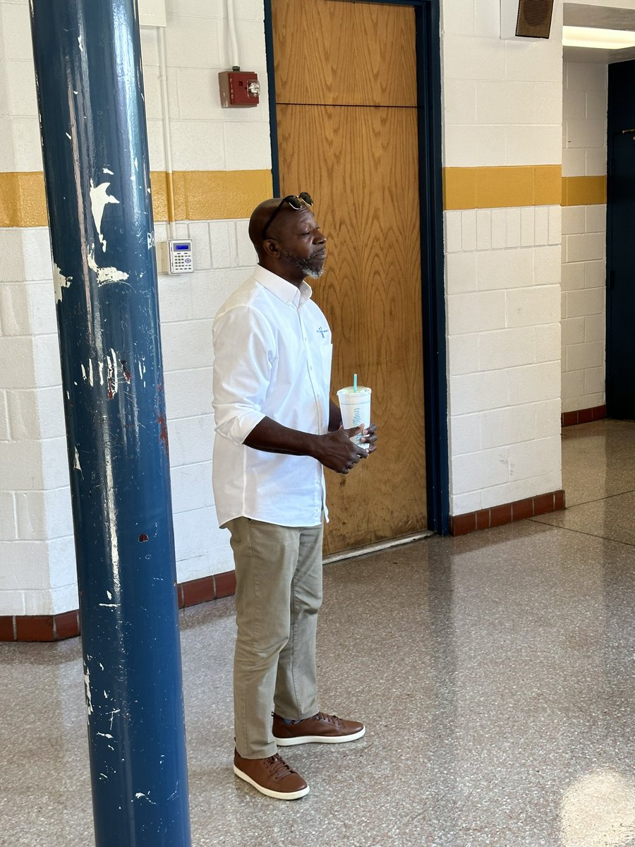 RonnieMac626's tweet photo. Big Shoutout To William Vaughn For Showing The Guys That He Really Cares!!! He Came Out To Speak To & Spend Time With The Guys To Make Sure They Knew That There Are Those Who Really Care About Cougar Pride!!!!
#FamilyForLife
#CougarPride
#ClassOf77 https://t.co/w0ZjXj82jP
