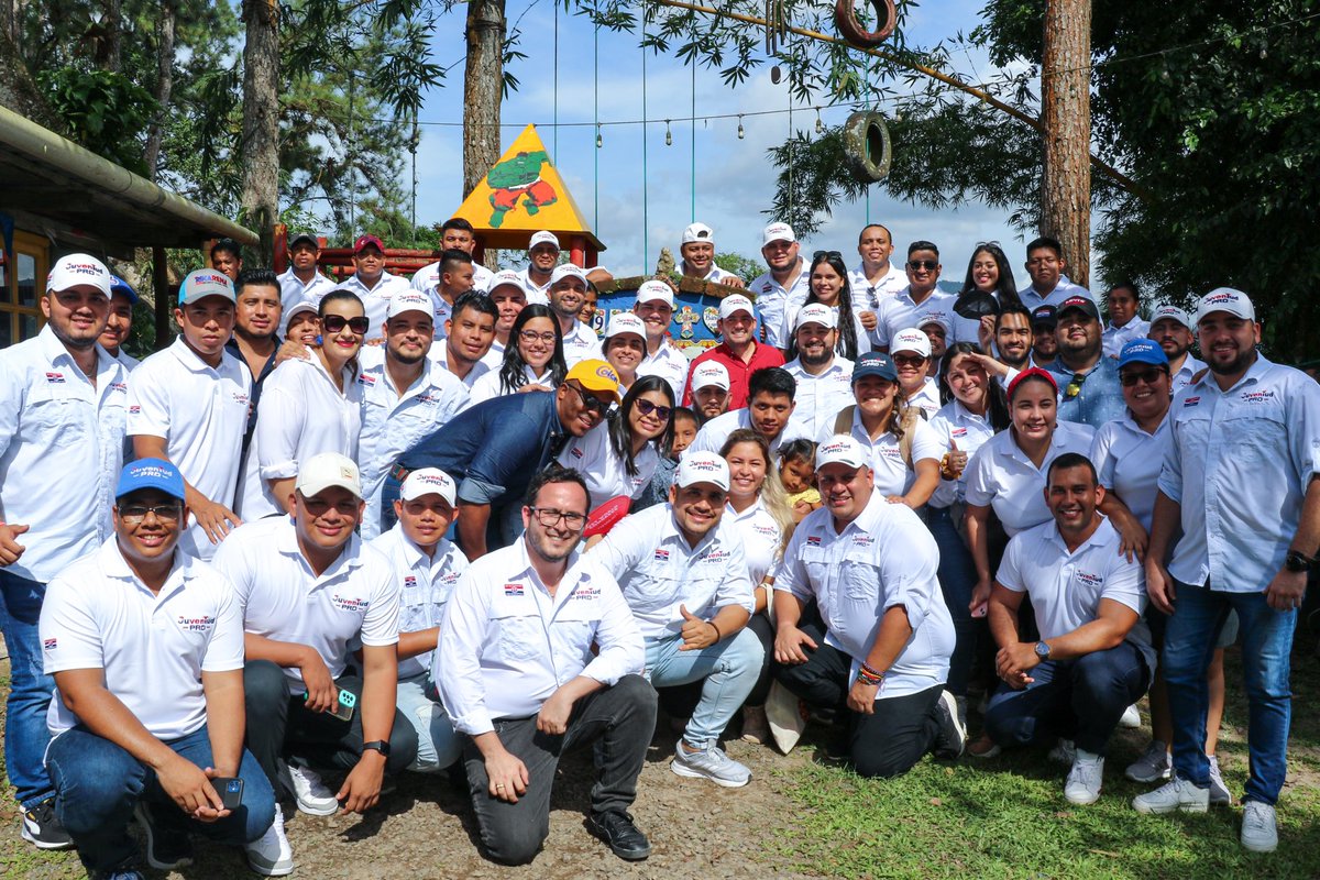 juventud11_'s tweet photo. En el marco del 3er Consejo Nacional Directivo junto con el Secretariado Nacional nos reunimos con nuestro candidato presidencial @gabycarrizoj .
Juntos, construiremos un futuro con oportunidades para todos y todas. 💪🏻
#JuventudPRD 🇵🇦 https://t.co/iBp4mV2uvE