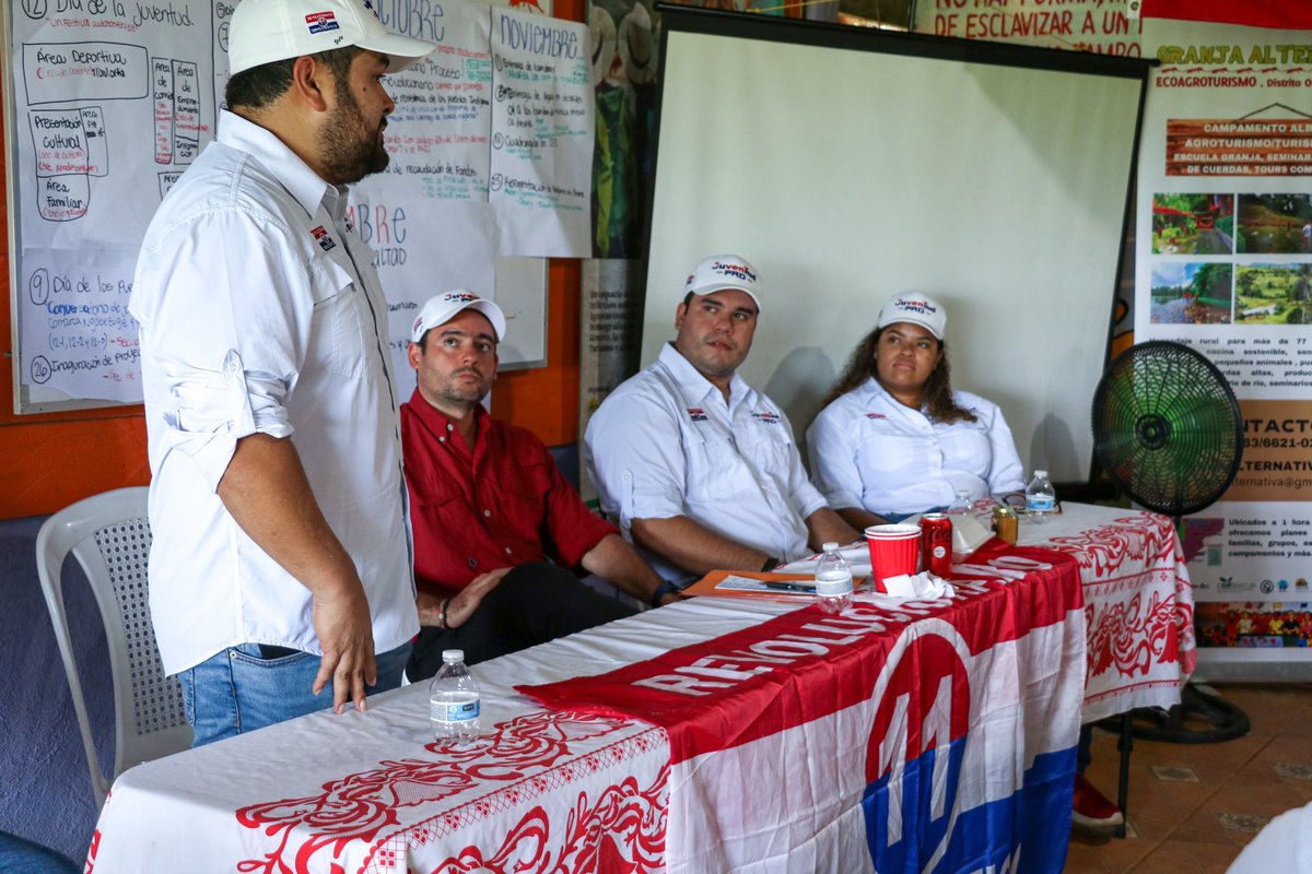 juventud11_'s tweet photo. En el marco del 3er Consejo Nacional Directivo junto con el Secretariado Nacional nos reunimos con nuestro candidato presidencial @gabycarrizoj .
Juntos, construiremos un futuro con oportunidades para todos y todas. 💪🏻
#JuventudPRD 🇵🇦 https://t.co/iBp4mV2uvE