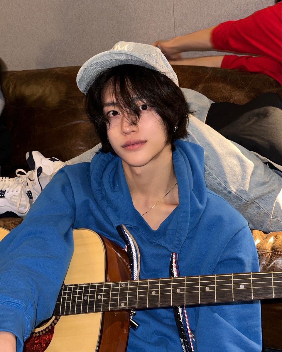 wonbinzone's tweet image. "Wonbin, born in 2002, who made his face known for the first time this time, has performance and guitar playing skills." #WONBIN #원빈

🔗 stardailynews.co.kr/news/articleVi…
