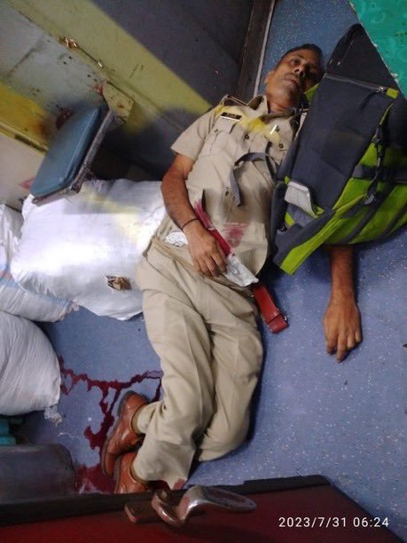 जयपुर-मुंबई ट्रेन में मनुवादी आतंकी हमले में सवाईमाधोपुर जिले के टीकाराम जी मीणा (ASI) की मौत की खबर बहुत दुखदायी हैं..प्रकृति से प्रार्थना करता है कि उनकी देह को अपने में समाहित करे और परिजनों को इस दुःखद घडी को सहन करने शक्ति दे.!
<a href="/ashokgehlot51/">Ashok Gehlot</a>
#टीकाराम_के_हत्यारे_को_फांसी_दो