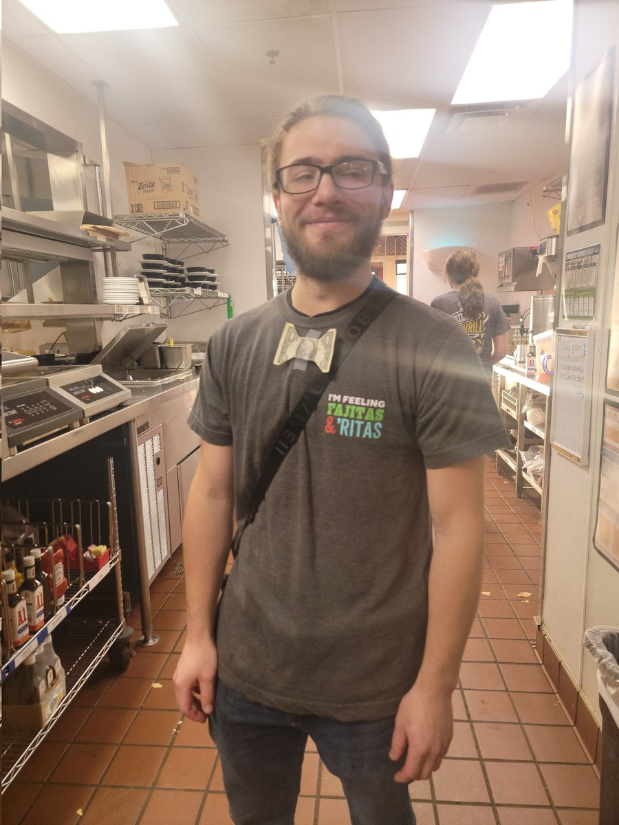 KarenBo98304704's tweet photo. Our new server Ian ( 2nd day of training ) is really making connections with our guests! One gave him a tip and made a bowtie of it so Ian of course had to wear it with pride! #chilislive @the_devonclark @CaraLiebman @ethandshaffer https://t.co/WKiYkpLKvo