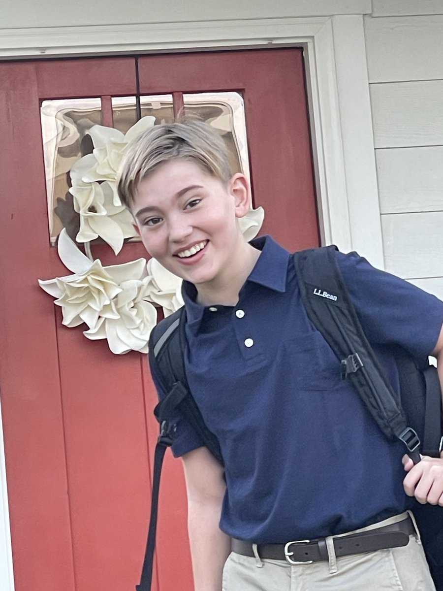 MrsHanson4th's tweet photo. Our first day at new schools! https://t.co/Eld2FW8xmv
