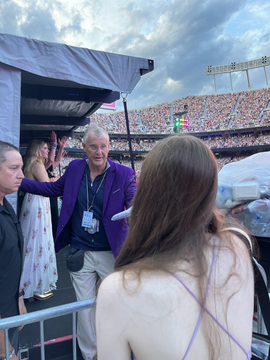 STL_Amy_W's tweet photo. Taylor - Thank you for being such an amazing role model to my MiniSwiftie!  We love you!💕
Scott Swift - Thank you for your kindness in accepting the book that was in the making for years…&amp; the guitar picks! So many happy tears!❤️@taylornation13 @taylorswift13 https://t.co/1p0RXzAtNQ
