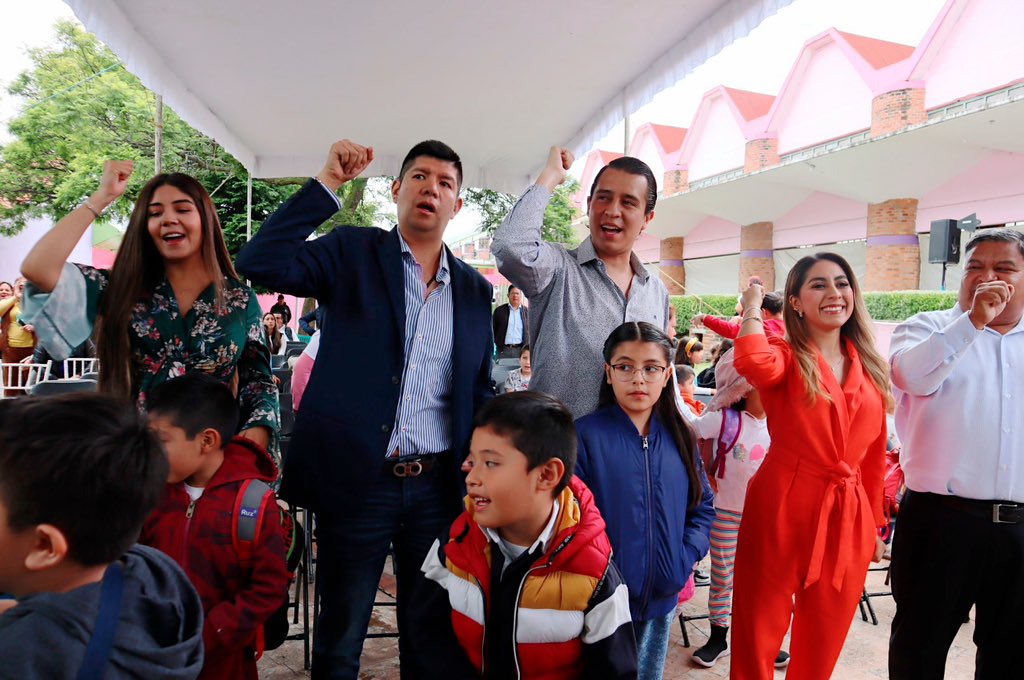RayMartinezZen's tweet photo. 🏖️ Hoy comenzamos con mucho entusiasmo el Curso de Verano del @DIFToluca para dar la bienvenida a todas las niñas y niños, donde estamos listos para recibirlos en un espacio seguro, donde podrán jugar, aprender, crear y divertirse. 👧🏻🧒🏻

¡Aún tenemos inscripciones abiertas! ☀️ https://t.co/TE9y6V1qje