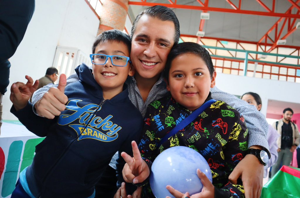 RayMartinezZen's tweet photo. 🏖️ Hoy comenzamos con mucho entusiasmo el Curso de Verano del @DIFToluca para dar la bienvenida a todas las niñas y niños, donde estamos listos para recibirlos en un espacio seguro, donde podrán jugar, aprender, crear y divertirse. 👧🏻🧒🏻

¡Aún tenemos inscripciones abiertas! ☀️ https://t.co/TE9y6V1qje