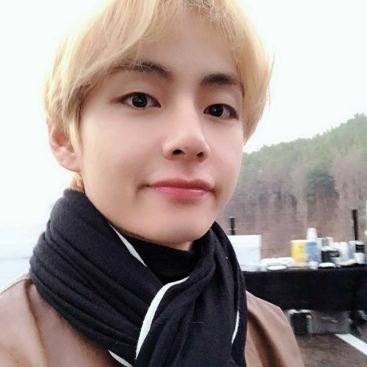 crayooniee's tweet photo. #kooktaeau ★ — bracelets 

En donde TaeHyung, el chico tímido del instituto vende pulseras para recaudar fondos para el club de teatro sin saber que JungKook, el capitán del equipo de fútbol compraría todas las pulseras para ver a su crush feliz.

#kookv #KookTae #kookvau #AU https://t.co/348MetDU6e