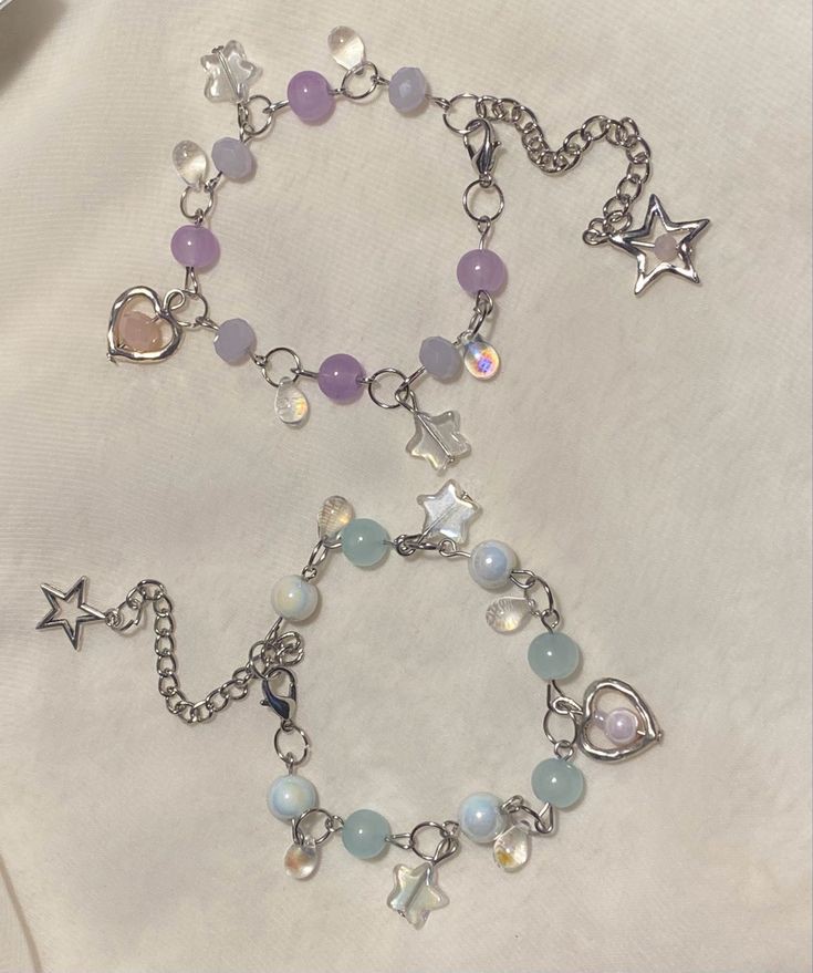 crayooniee's tweet photo. #kooktaeau ★ — bracelets 

En donde TaeHyung, el chico tímido del instituto vende pulseras para recaudar fondos para el club de teatro sin saber que JungKook, el capitán del equipo de fútbol compraría todas las pulseras para ver a su crush feliz.

#kookv #KookTae #kookvau #AU https://t.co/348MetDU6e