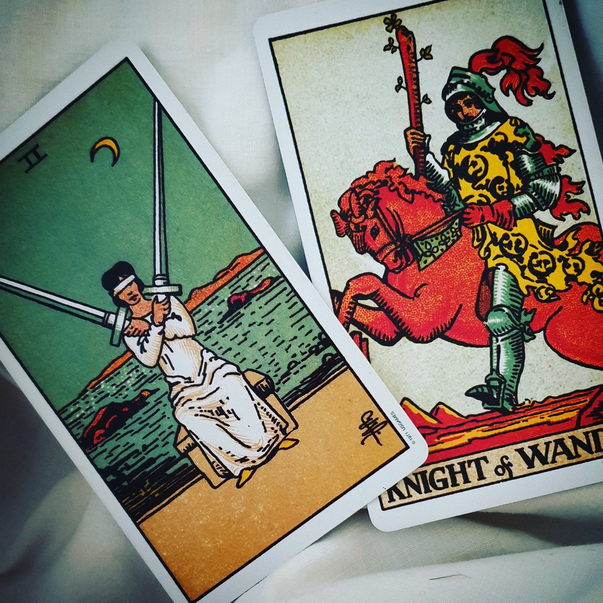 thecraeftcom's tweet photo. You have the power in your hands, it is your birthright, trust in your own inituion... play the part expected of you, and keep any secrets asked of you.

A person approaching from behind, epect passion, mystery &amp; news from a far off land🌛🌕🌜💋
#2ofSwords #knightofwands #passion https://t.co/9HsgoNsAqL
