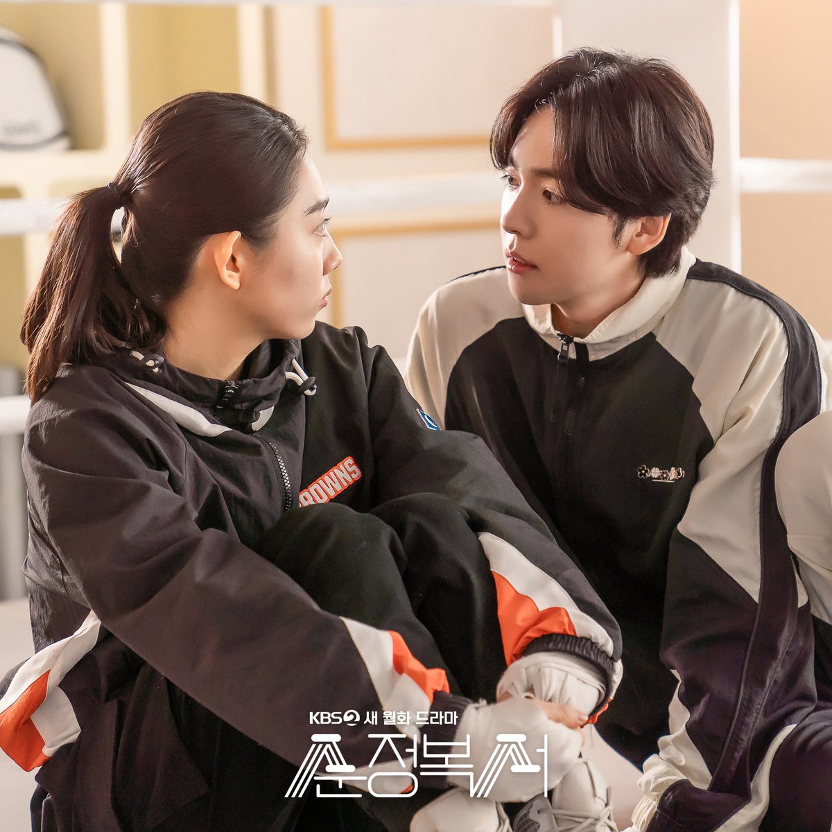 KBS_drama's tweet photo. [순정복서]

재민과 오붓한 시간을 보내고 있던 권숙（ ˶ ̇ ̵ ̇˶ )
예상치 못한 태영의 등장에 깜짝 놀라는데 !!!

KBS2 새 월화 드라마 [순정복서]
8월 21일(월) 밤 9시 45분 첫 방송 🥊

#KBS #순정복서 #이상엽 #김소혜 #박지환 #김형묵 #김진우 #하승리 #채원빈 #mylovelyboxers https://t.co/gRdMby0aIj